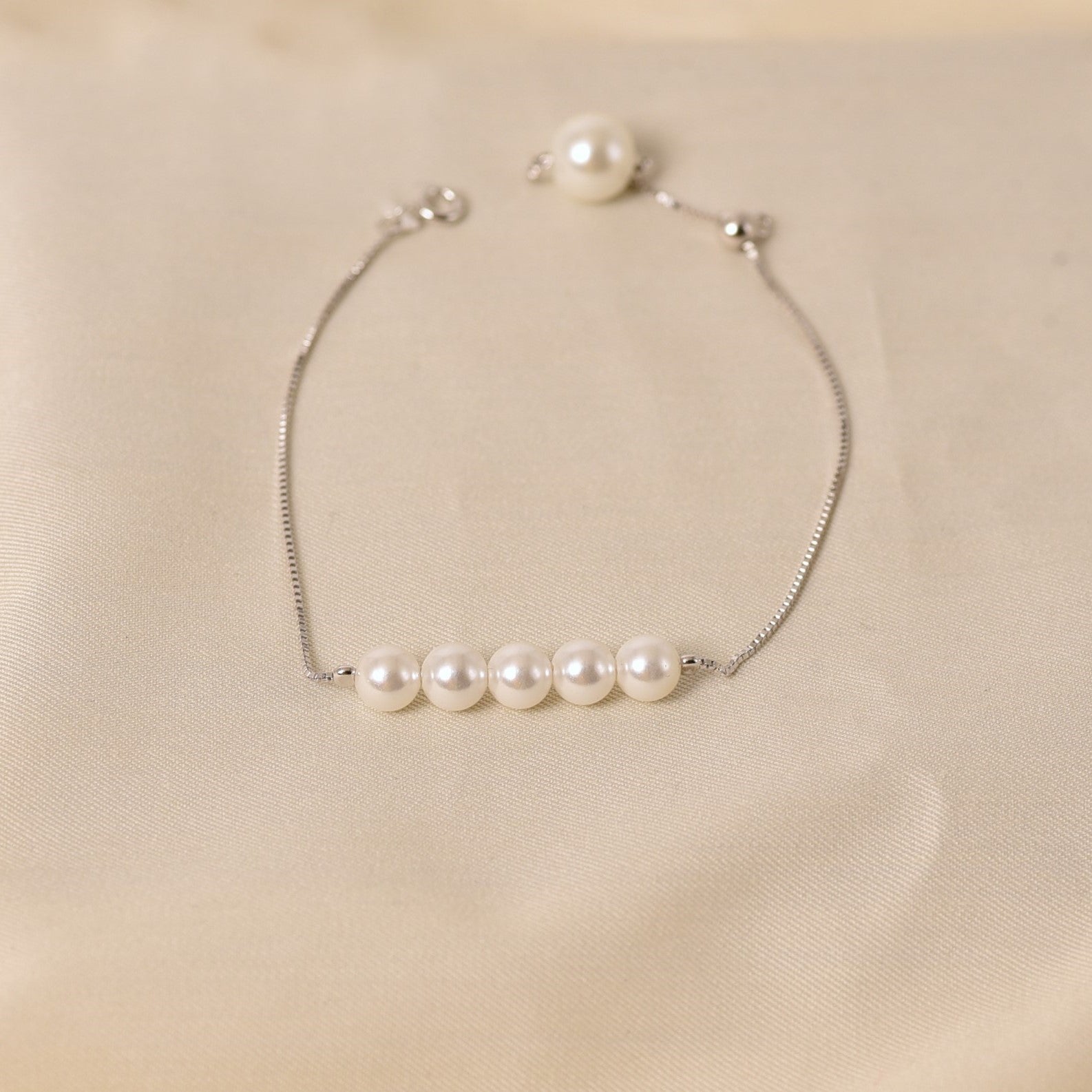 Silver Caps Pearl Bracelet