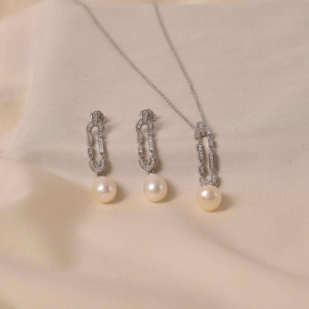 Regal Pearl Pendant Set with chain